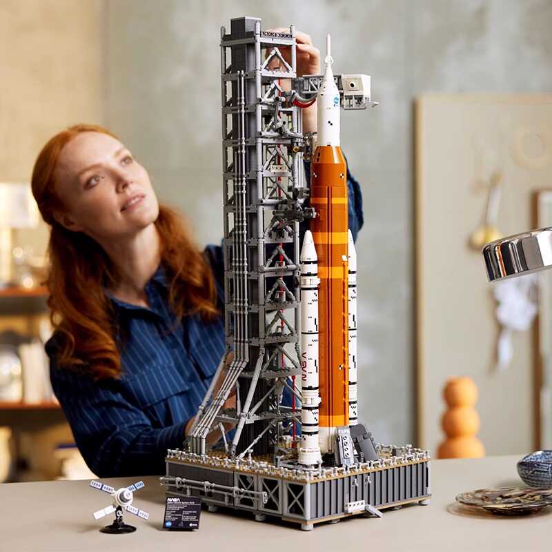Build, Explore & Display – The Ultimate NASA Artemis Space Launch System Model Kit