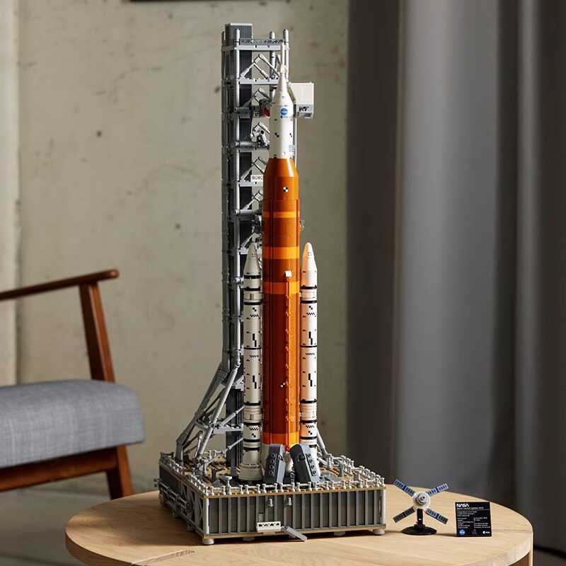 Build, Explore & Display – The Ultimate NASA Artemis Space Launch System Model Kit