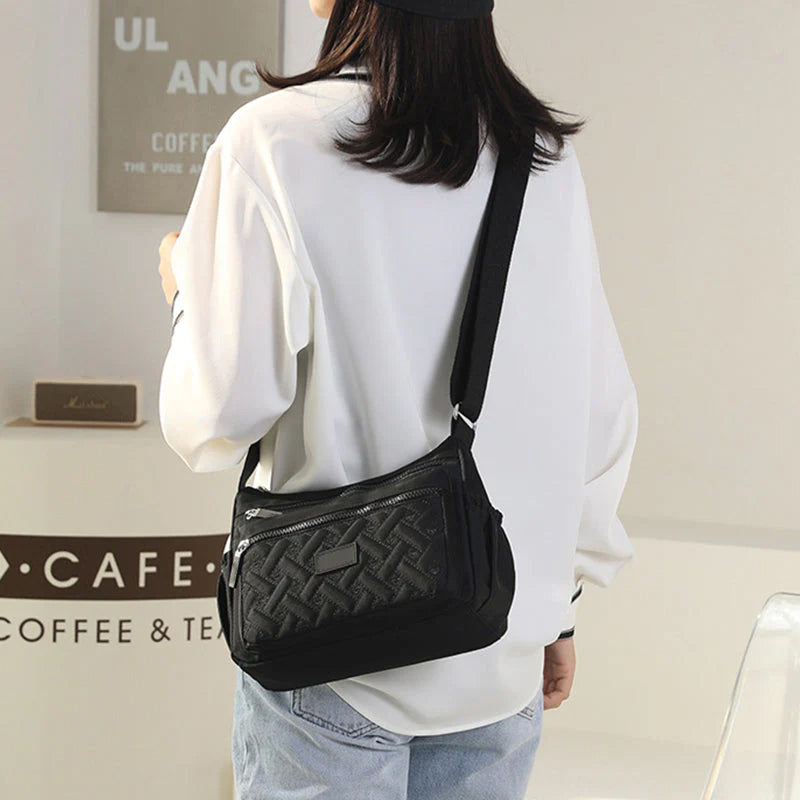 Classic Luxury Shoulder Bag – Elegant & Spacious Everyday Handbag