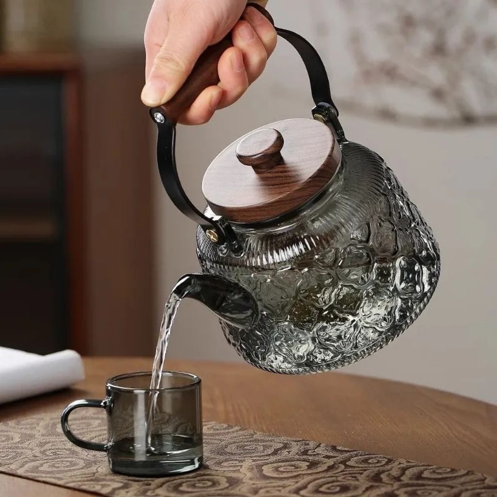 Zoie Glass Teapot with Infuser – Heat-Resistant 1000ml Borosilicate Kettle with Wooden Handle