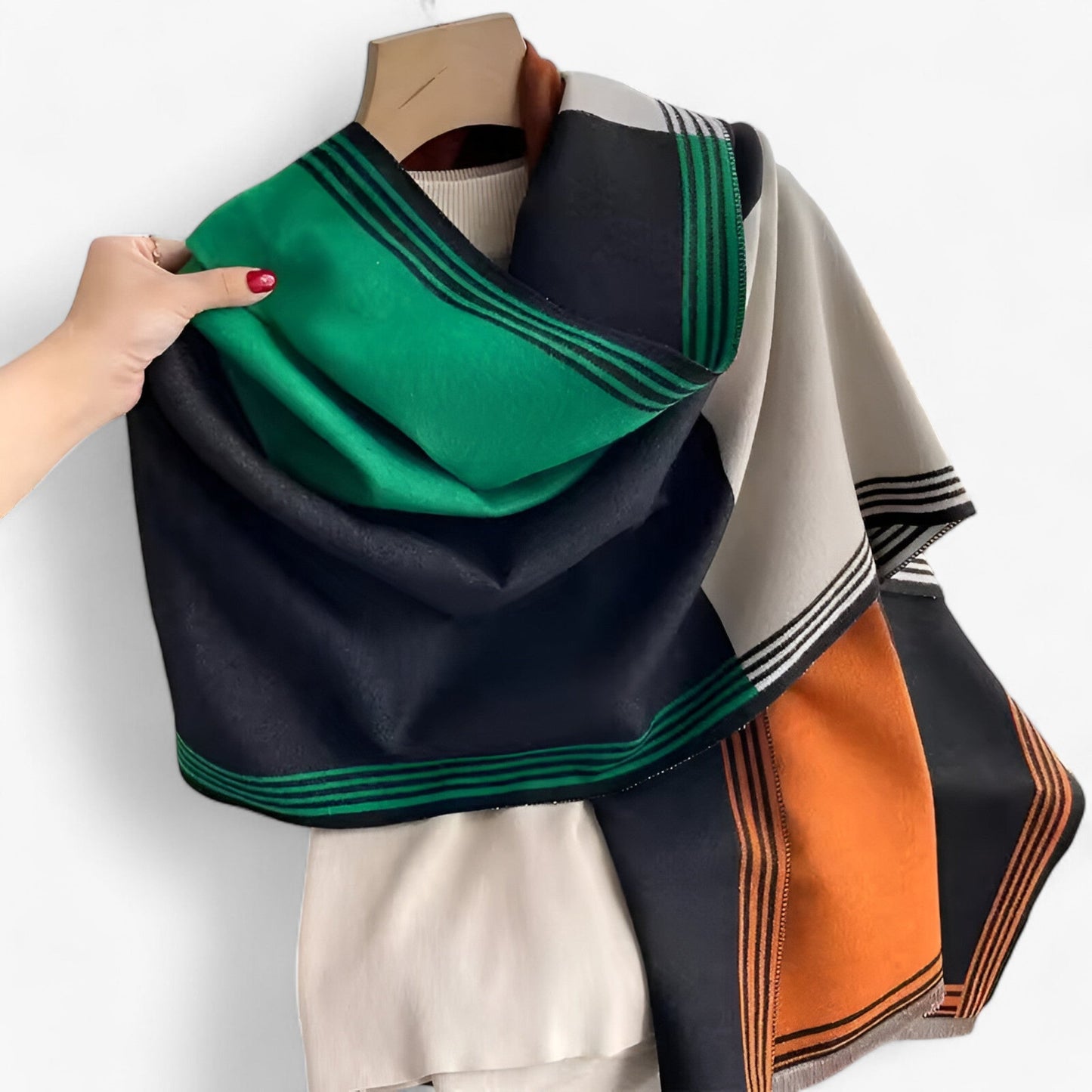 Valeria Luxe Cashmere Scarf – Elegance and Warmth in One Timeless Accessory