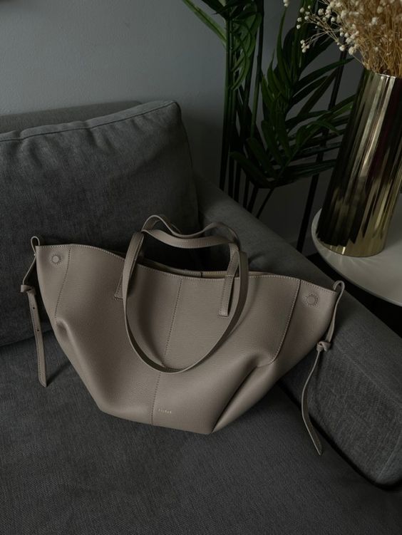 Voss – Vintage Leather Shoulder Bag for Women | Spacious, Elegant & Timeless Design
