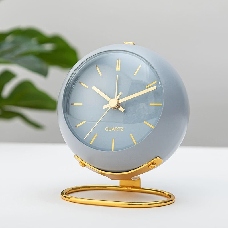 Buzzley Retro Silent Alarm Clock – Vintage Metal Analogue Clock with Night Light