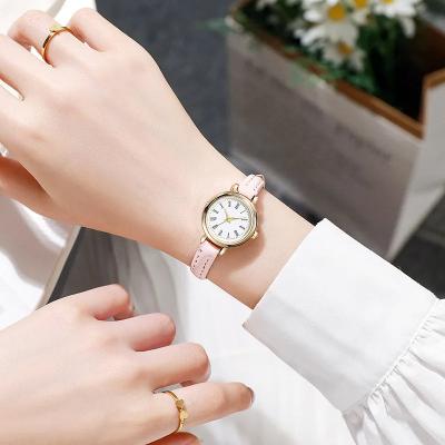 Billie | Elegant Round Women’s Watch with Roman Numerals – Minimalist Gold Timepiece