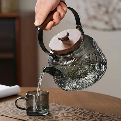 Zoie Glass Teapot with Infuser – Heat-Resistant 1000ml Borosilicate Kettle with Wooden Handle