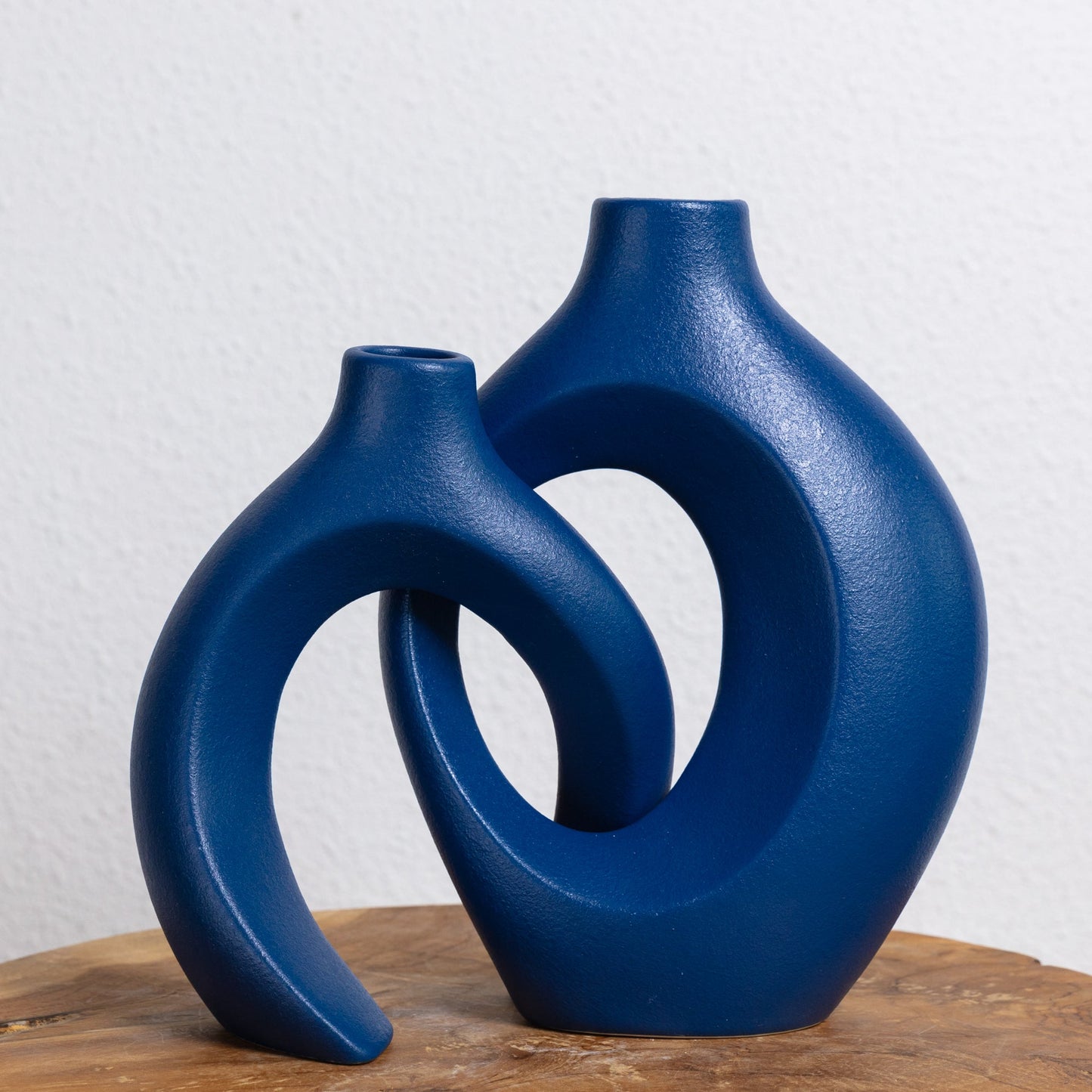 Gleora Intertwined Ceramic Flower Vase – Elegant Decorative Centrepiece for Modern & Classic Interiors