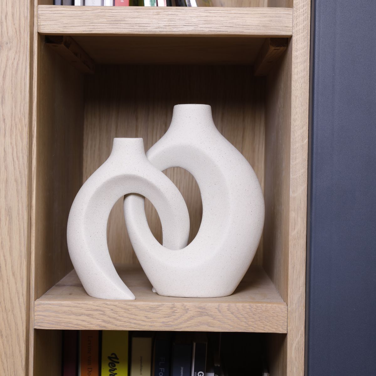 Gleora Intertwined Ceramic Flower Vase – Elegant Decorative Centrepiece for Modern & Classic Interiors