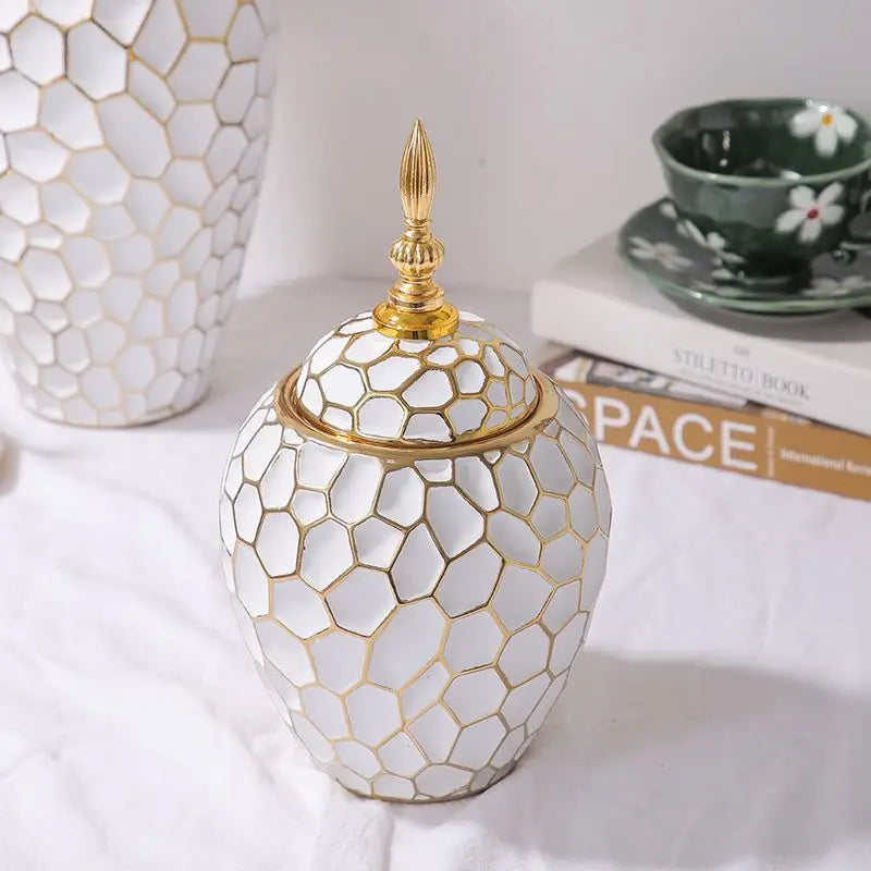 GoldenPattern | Ceramic Vase with Luxurious Gold Accents – Modern Decorative Home Piece