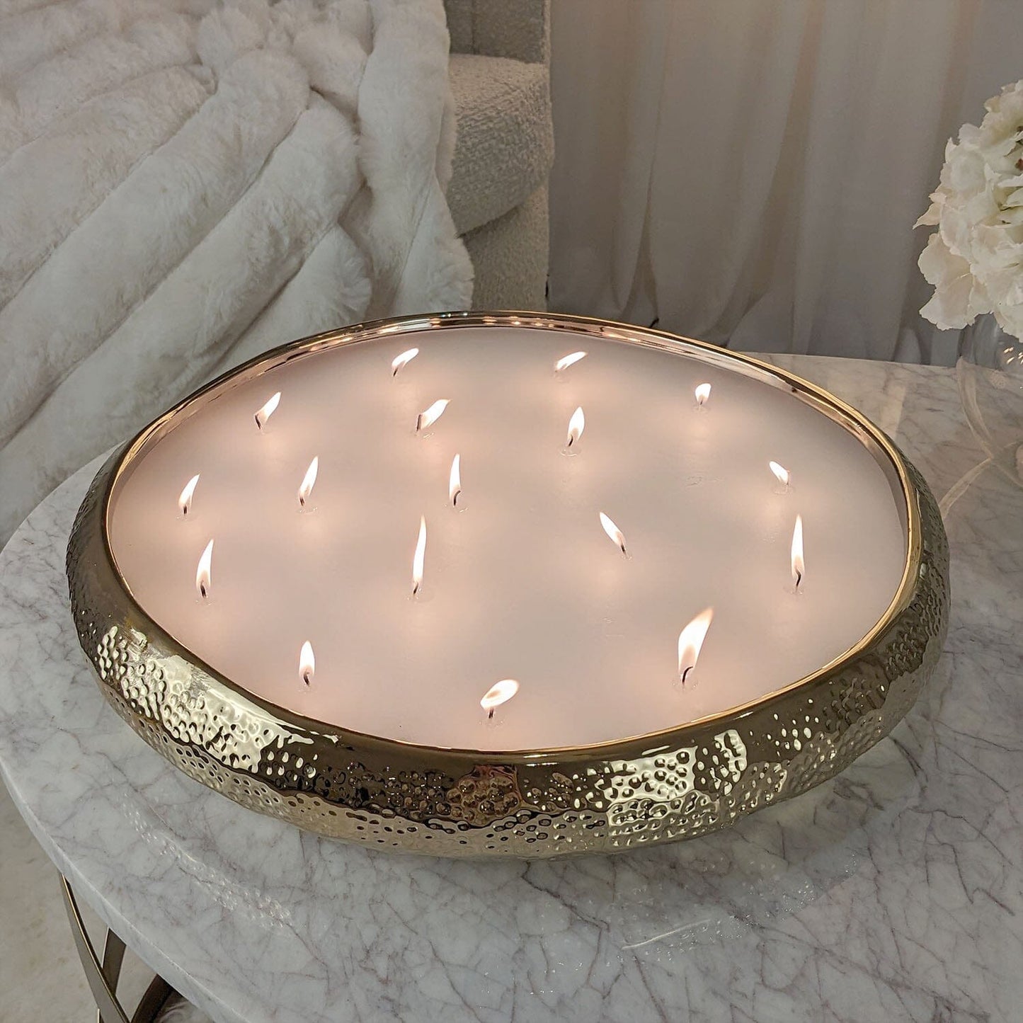 LuxeLight XL Scented Candle – 17 Wicks of Enchanting Fragrance & Golden Elegance